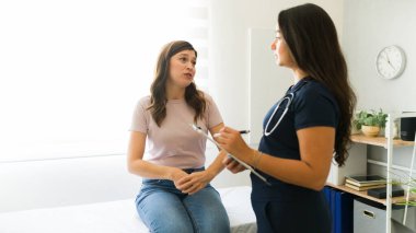 Genç bir kadın muayenehanesinde doktoruna semptomlarını anlatıyor.