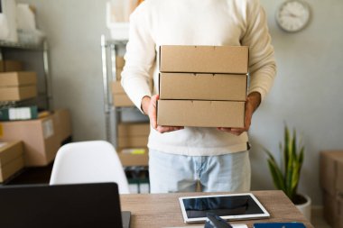 Paketleri sevkiyata hazırlamak suretiyle, ecommerce ve sme ortamında verimli bir düzen sağladığını gösteren bir işletme sahibinin kapatılması