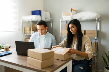 Latin Amerikalı girişimcilerin ortak çabaları bir depo veya ofiste online siparişleri yerine getiriyor