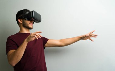 İnsan sanal çevreyle vr kulaklık ve el hareketleri kullanarak etkileşime girer,