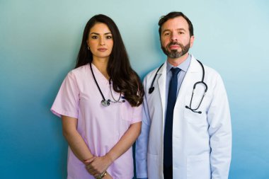 Bir hastanede ya da klinik ortamda sağlık ve takım çalışmasını temsil eden kendine güvenen tıp uzmanları bir arada duruyorlar