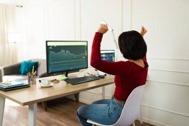 Kadın tacirlerin sevinmesi, kazançlı borsa ticaretinin ardından yumruklaşması.