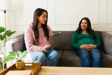 Gebelik danışmanlığını belgeleyen profesyonel emeklilik sigortası, ev sağlığı ziyareti sırasında kişisel bakım sunma