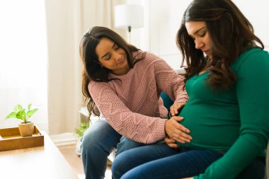 Doğum öncesi konsültasyon sırasında hamile bir anneyi desteklemek mesleki rehberlik ve duygusal rahatlık sunuyor.