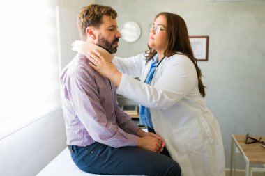 İspanyol doktor, muayene sırasında omurga yaralanması geçiren hastaya boyun korsesini dikkatlice ayarlıyor.