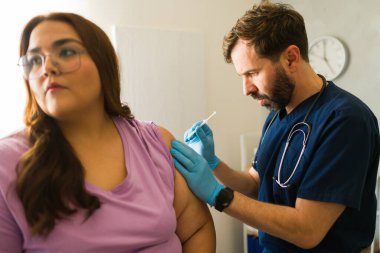 Klinik ortamlarda sağlık hizmetleri danışmanlığı sırasında kavisli hastaya aşı uygulanması