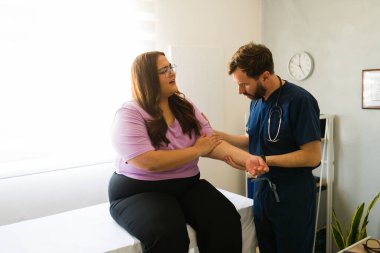 Modern sağlık hizmetlerindeki hastalarla klinik istişare sırasında sağlık sorunlarını kontrol eden tıbbi uzman