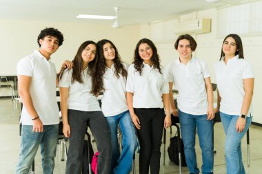 Bir grup üniformalı lise öğrencisi bir okul tatilinde günlük ve dostane bir yaşam tarzı sergiliyorlar.