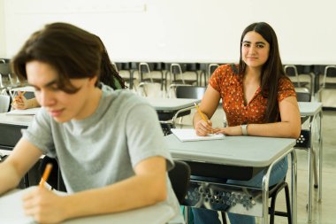 Gençler lisede okurken notlar yazıyorlar, derslere odaklanıyorlar ve akademik becerilerini geliştiriyorlar.