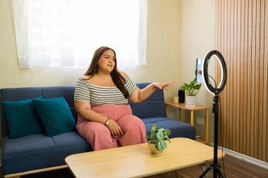 Moda ve yaşam tarzıyla ilgili bir video blogu kaydederken vücudunu olumlu yönde etkileyen bir şey.