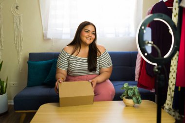 İçerik oluşturucu evde video blogu çekerken yeni ürünler gösteriyor, takipçilerine öğeler tanıtıyor