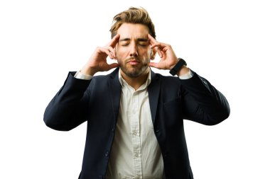 Genç işadamı, beyaz arka planda parmakları olan tapınaklara dokunarak stresi bastırıyor ve konsantre oluyor.