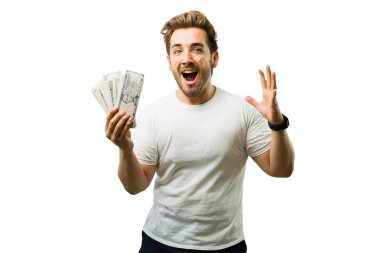 Elinde dolarlarla gezen genç adam, ani servetine şaşırmış, finansal başarısını kutluyor.