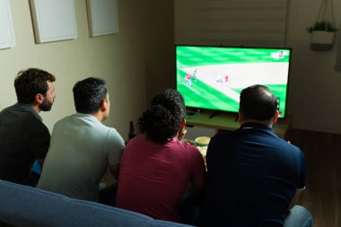 Bir grup farklı arkadaş evde televizyonda beyzbol maçı izleyip, takımları için tezahürat yaparken abur cubur ve içkinin tadını çıkarıyorlar.