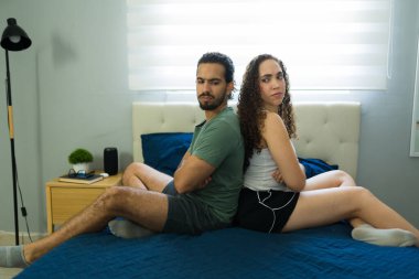 Üzgün çift yatak odasında sorun yaşıyor, sırt sırta verip tartıştıktan sonra konuşmuyorlar.