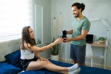 Genç İspanyol çift evlerinde dinleniyor, güne yatakta kahveyle başlıyorlar.