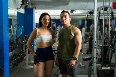 Atletik erkek ve kadın spor salonunda spor yapmaya, egzersiz yapmaya ve eğitime bağlılıklarını gösteriyorlar.