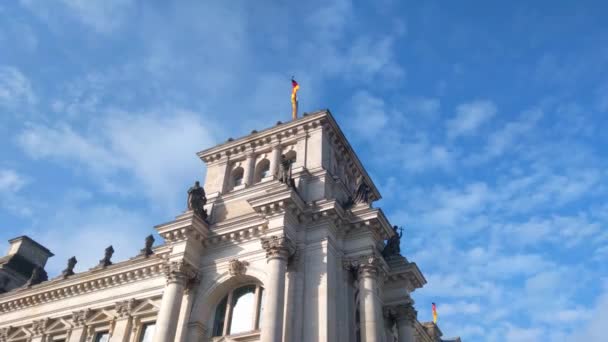 2022年10月1日 德国柏林 德国联邦议院有一面德国国旗在蓝天和蓝云的映衬下飘扬 — 图库视频影像