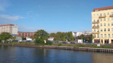 Berlin, Almanya, 1 Ekim 2022: Berlin 'de hareket eden trenler görülüyor. Gelişmiş kentsel altyapı