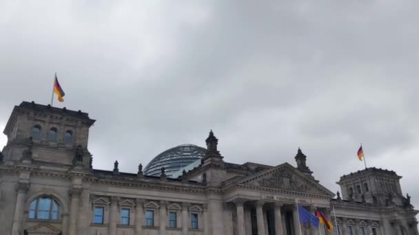 2022年10月1日 德国柏林 德国联邦议院大楼在柏林迎风升起德国和欧盟国旗 — 图库视频影像