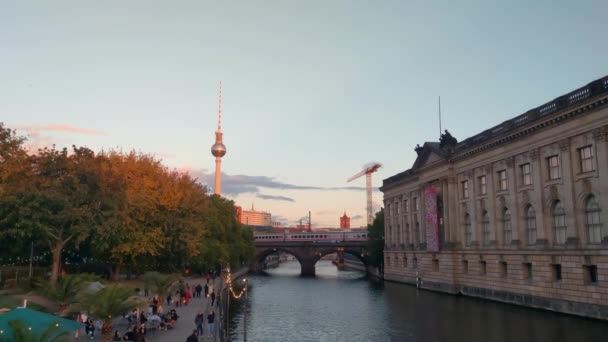 2022年10月1日 德国柏林 观看柏林电视塔和柏林斯普雷河 火车穿过了这条河 — 图库视频影像