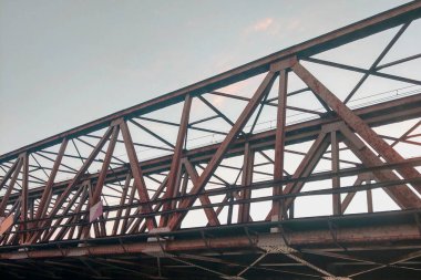 Demir demiryolu köprüsünün manzarası