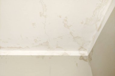 Tavanda su izleri ve selden kalan duvar. Çatı sızdırıyor. Komşulardan sel