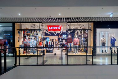 Wroclaw, Polonya, 16 Haziran 2022 Levi Strauss mağaza logosu. Levi Strauss and Co, özellikle kot ve ayakkabı üreticisi olarak tanınan bir Amerikan şirketidir.