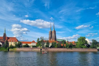 Wroclaw, Polonya, 16 Haziran 2022: Odra Nehri ve Katedral manzarası