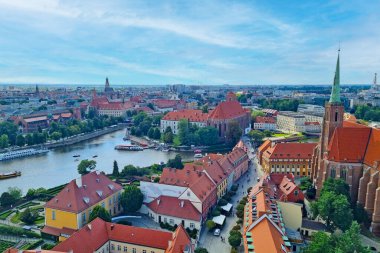 Wroclaw, Polonya, 16 Haziran 2022: Eski ve güzel Wroclaw şehrinin insansız hava aracı manzarası. Şehrin yüksekliğinden görüntüle