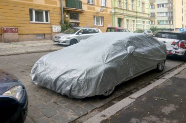 Wroclaw, Polonya, 15 Haziran 2022: Sokakta araç koruma altında.