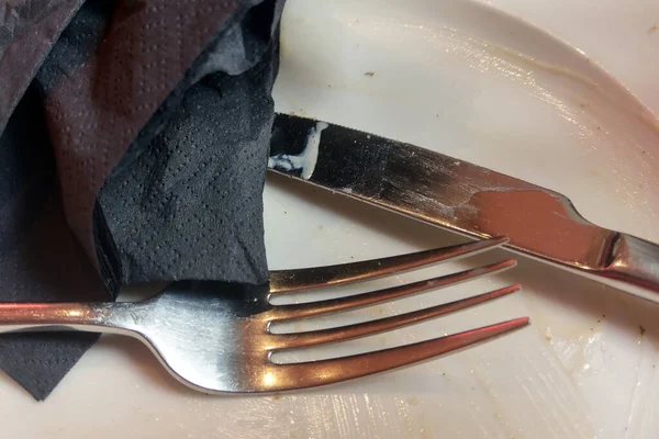 Ένα Βρώμικο Πιάτο Πιρούνι Και Μαχαίρι Μετά Φαγητό Μια Πετσέτα — Φωτογραφία Αρχείου