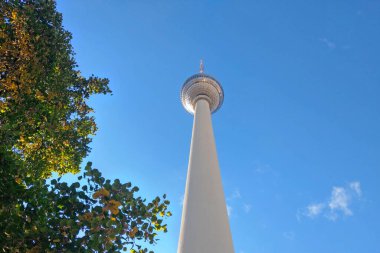 Berlin, Almanya, 2 Ekim 2022: Berlin 'deki televizyon kulesi. Avrupa 'nın en yüksek televizyon binası.