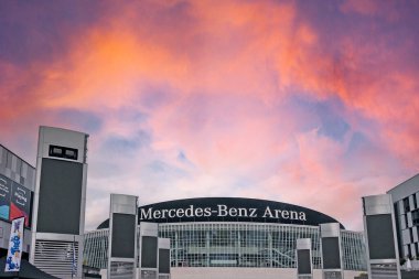 Berlin, Almanya, 2 Ekim 2022: Mercedes-Benz Arena, Berlin. Mercedes-Benz Arena spor, kültür ve eğlence etkinlikleri için dünyadaki en modern çok işlevli alanlardan biridir.