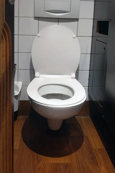 Bir Kafe Restoranda Umumi Tuvaletin Manzarası Tuvalet — Stok fotoğraf