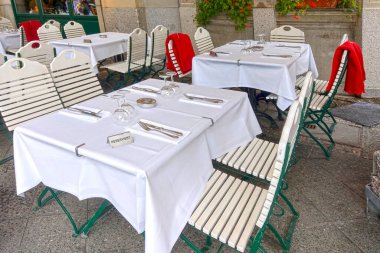 Kafe ya da restoranın terası manzaralı. Rezervasyon masası