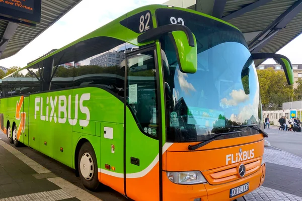 ベルリン ドイツ 2022年10月1日 現代のバスFlixbus Flixbus社はドイツの輸送会社で 欧州と米国全域で長距離旅客バスサービスを提供しています ストックフォト