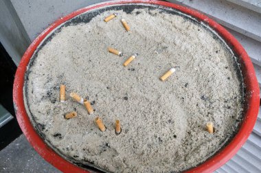 Berlin, Almanya, 1 Ekim 2022: Sigaraları söndürmek için kumlu konteynır