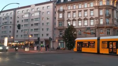 Berlin, Almanya, 2 Ekim 2022: Berlin sokaklarında akşam trafiği. Modern ve çevre dostu ulaşım - tramvay