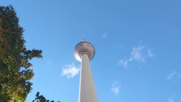 2022年10月2日 德国柏林 柏林电视塔的最低视图 白云飘扬在天空中 — 图库视频影像