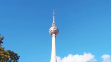 Berlin, Almanya, 2 Ekim 2022: Gökyüzünün arka planına karşı ünlü Berlin TV kulesi. Turistlerin olduğu popüler bir yer. Şehrin genel görünümü