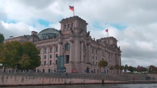 Берлин Германия Октября 2022 Года Здании Бундестага Берлине Развевается Немецкий — стоковое видео