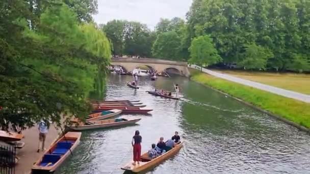 Кембридж Великобритания Июня 2022 Мост Лодками Cambridge — стоковое видео
