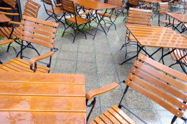 Yağmurdan sonra terasta boş restoran mobilyaları