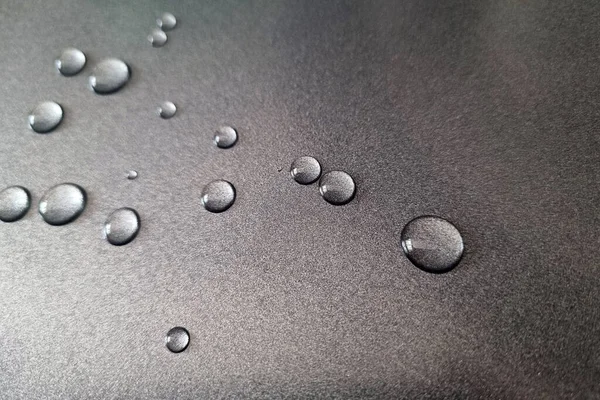 Wassertropfen Auf Einer Grauen Metalloberfläche — Stockfoto