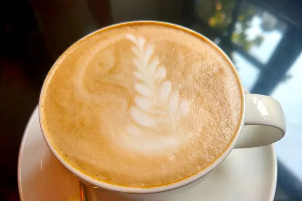 Mooi Patroon Een Verse Cappuccino Een Café Lekkere Koffie — Stockfoto