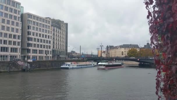 Berlín Alemania Octubre 2022 Gran Barco Turístico Navega Por Río — Vídeo de stock