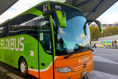 Berlin, Almanya, 1 Ekim 2022: modern ve rahat otobüs şirketi Flixbus