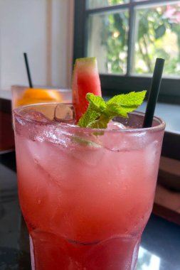 Sıcak bir günde masada bir bardak soğuk kokteyl.