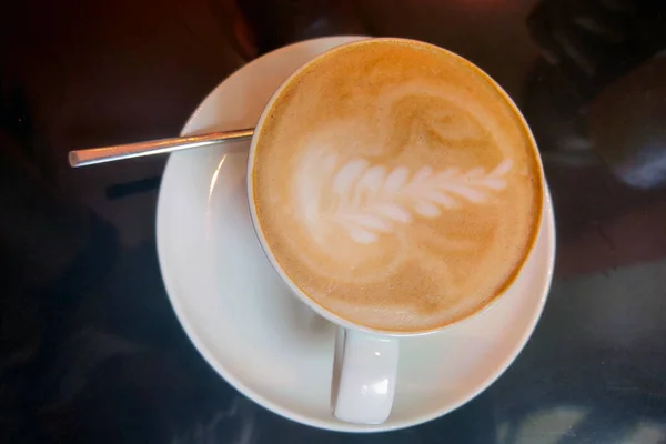 Bovenaanzicht Van Een Kopje Verse Koffie Tafel Het Café — Stockfoto